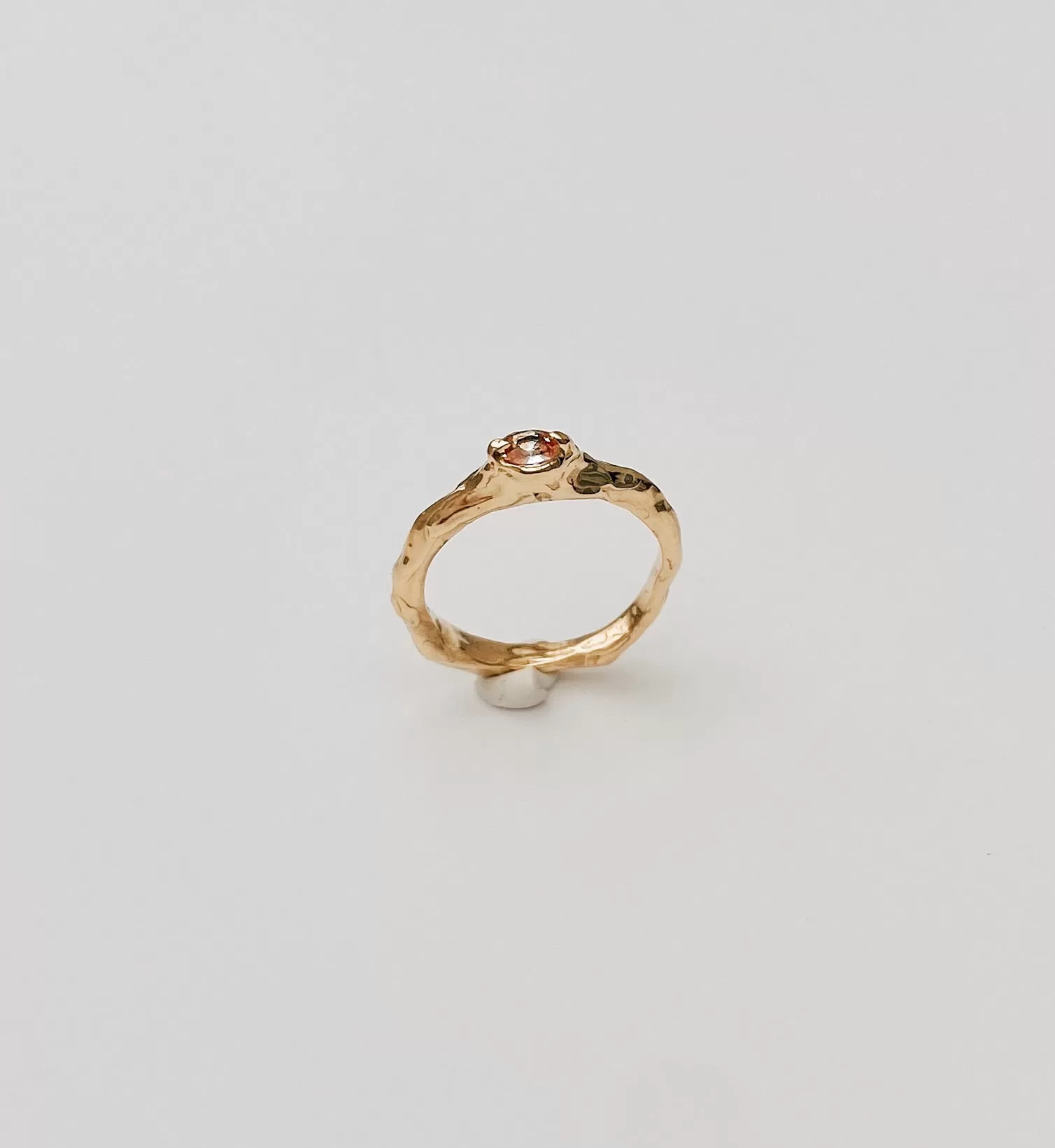 18k gold ring with pink/orange sapphire