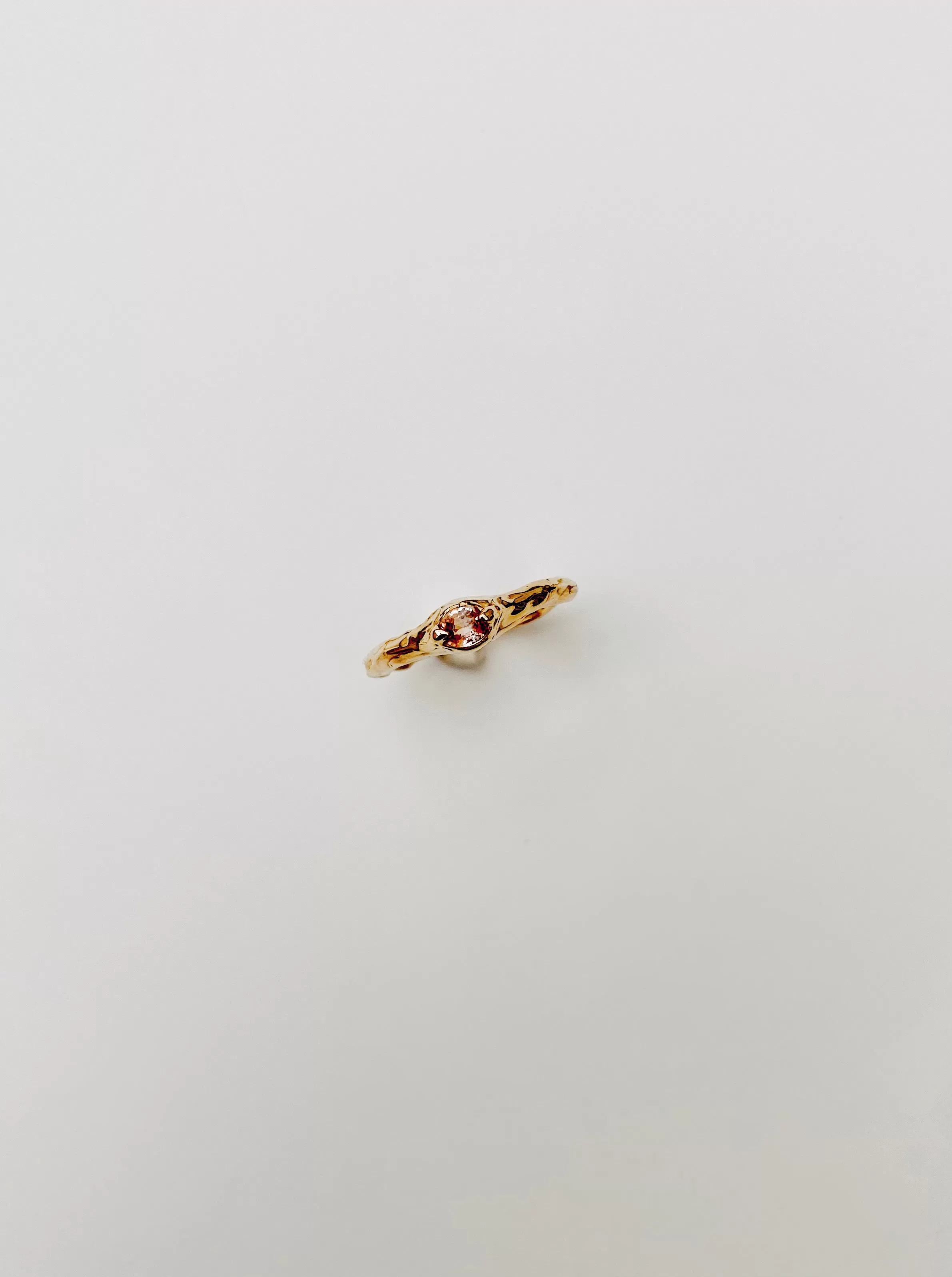 18k gold ring with pink/orange sapphire