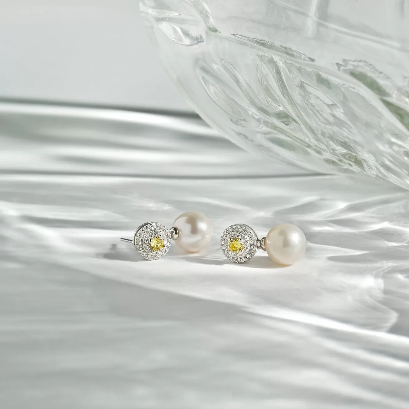 Elegant Freshwater Pearl Earrings WE00348