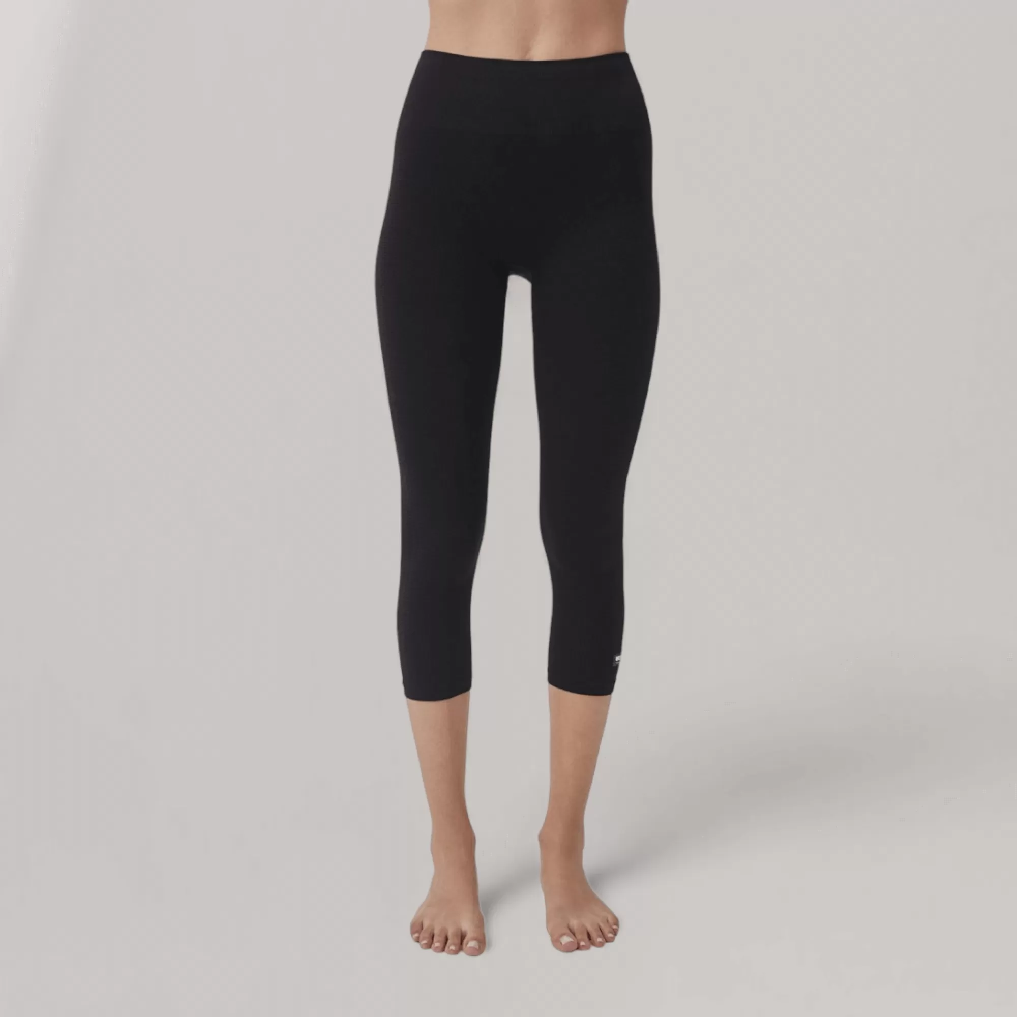 Semi-Seamless Yoga Capri Leggings - Black | Women's